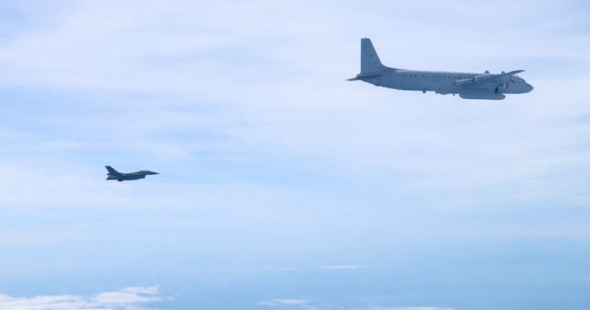 videofoto pilotii romani au interceptat un avion de spionaj al rusiei in apropierea spatiului aerian al lituaniei 69dfa352cfe8d