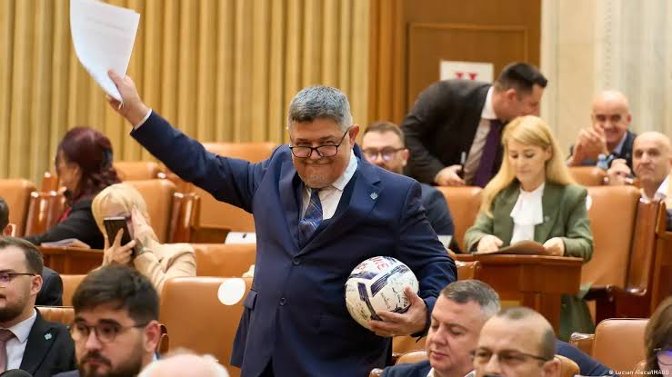 vorbesc impreuna si se inteleg separat grupul pace merge singur la inaintare cu motiunea de cenzura din 20 aprilie aur nu mai participa 69de523cb81da