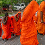 zeci de calugari budisti prinsi cu 110 kg de canabis pe aeroport drogurile ascunse in bagaje cu pereti falsi 69ef9413d1daa