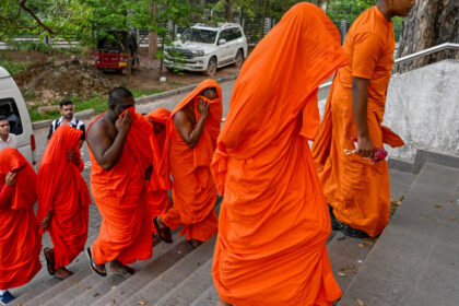 zeci de calugari budisti prinsi cu 110 kg de canabis pe aeroport drogurile ascunse in bagaje cu pereti falsi 69ef9413d1daa