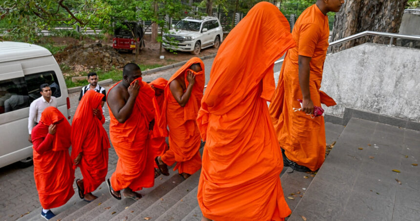 zeci de calugari budisti prinsi cu 110 kg de canabis pe aeroport drogurile ascunse in bagaje cu pereti falsi 69ef9413d1daa