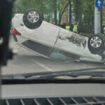 accident cu trei masini in sectorul 6 unul dintre vehicule s a rasturnat pe plafon o femeie fiind ranita 69f8c0b81ec00