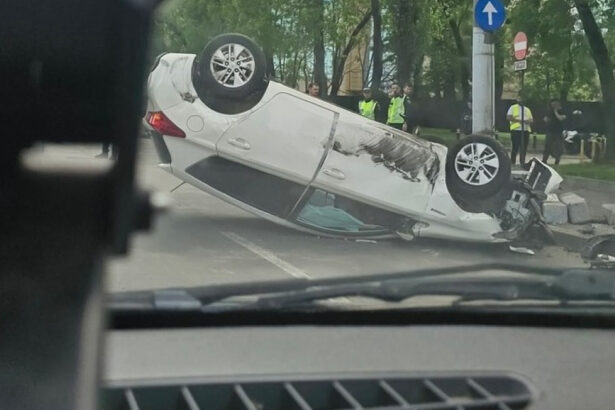 accident cu trei masini in sectorul 6 unul dintre vehicule s a rasturnat pe plafon o femeie fiind ranita 69f8c0b81ec00