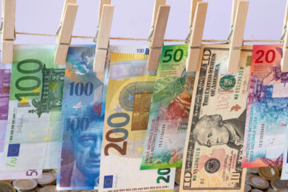 aproape 2 miliarde de euro cash au tranzitat granitele romaniei intre 2024 2025 raport fluxuri repetitive riscuri de spalare de bani 6a0598dc4e774