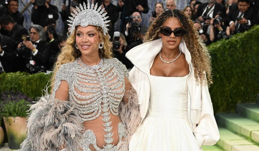beyonce a revenit la met gala 2026 dupa un deceniu alaturi de fiica sa blue ivy carter cum au aparut cele doua pe covorul pietruit 69f996e2d3e6b