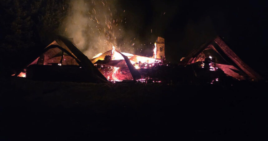 cabana gentiana din retezat un reper pentru turisti si iubitori ai muntelui a fost mistuita de un incendiu 69ff31b363723