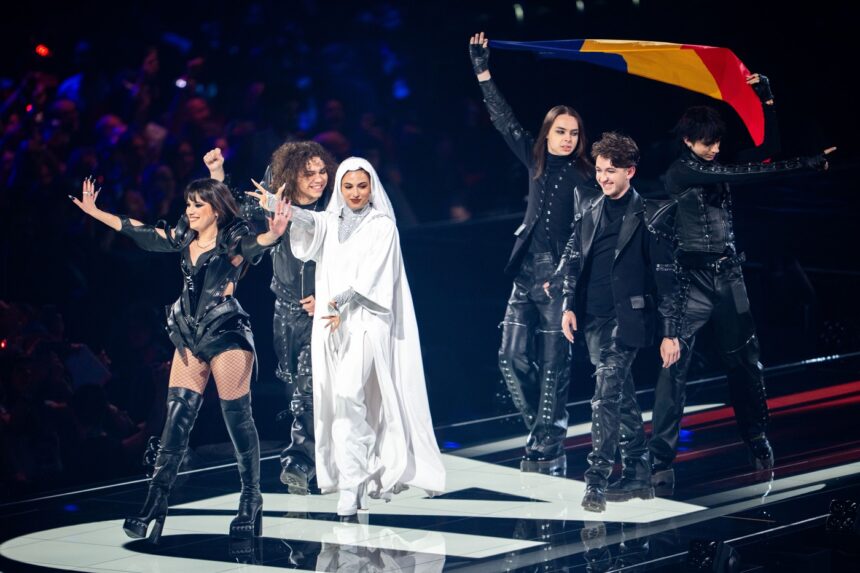 cine este femeia in alb din show ul alexandrei capitanescu de la eurovision 2026 rolul simbolic introdus in ultimul moment 6a08335fbce2e