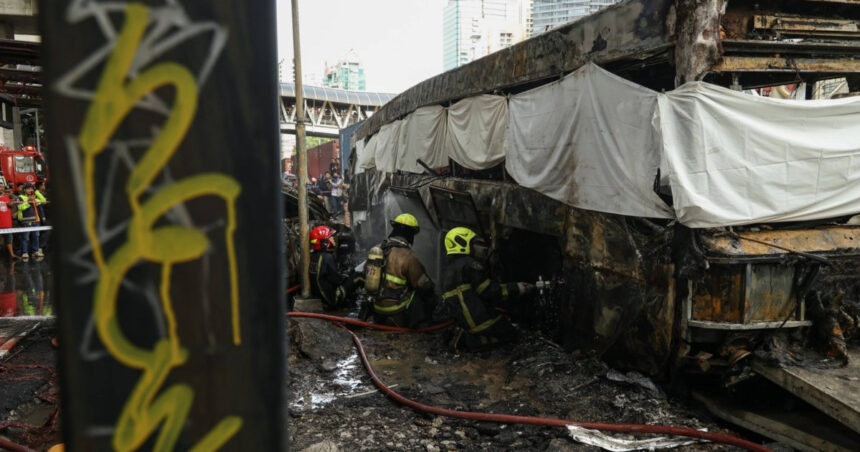 coliziune intre un tren si un autobuz in thailanda cel putin opt morti si 35 de raniti flacarile s au raspandit in cateva momente 6a08768a95d47
