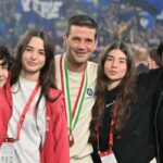 cristi chivu imagine emotionanta dupa castigarea cupei italiei si a imbratisat sotia si fiicele chiar pe teren 6a0570eb2d71b