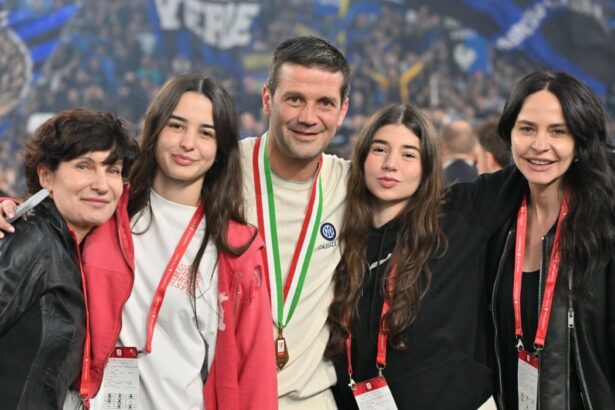 cristi chivu imagine emotionanta dupa castigarea cupei italiei si a imbratisat sotia si fiicele chiar pe teren 6a0570eb2d71b