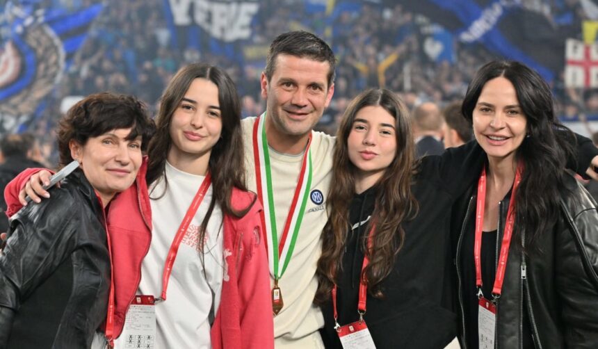cristi chivu imagine emotionanta dupa castigarea cupei italiei si a imbratisat sotia si fiicele chiar pe teren 6a0570eb2d71b