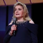 cum a aparut catherine deneuve pe covorul rosu de la cannes 2026 la 82 de ani a atras toate privirile 6a070f942de28
