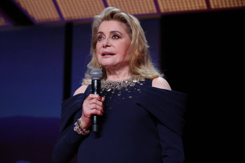 cum a aparut catherine deneuve pe covorul rosu de la cannes 2026 la 82 de ani a atras toate privirile 6a070f942de28