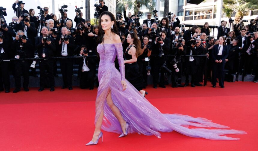 demi moore moment stanjenitor pe covorul rosu la festivalul de film de la cannes 2026 vantul i a suflat rochia si s a vazut tot 6a057ef8b37e4