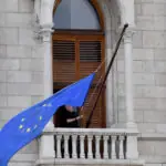 drapelul uniunii europene a revenit pe cladirea parlamentului de la budapesta dupa 12 ani de absenta fidesz nu a aplaudat decizia 6a003ccd2307a