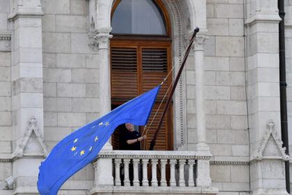drapelul uniunii europene a revenit pe cladirea parlamentului de la budapesta dupa 12 ani de absenta fidesz nu a aplaudat decizia 6a003ccd2307a