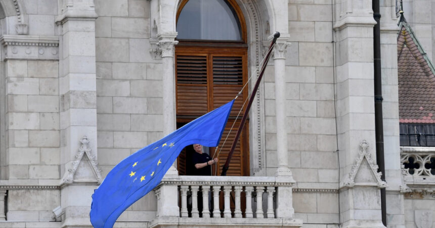 drapelul uniunii europene a revenit pe cladirea parlamentului de la budapesta dupa 12 ani de absenta fidesz nu a aplaudat decizia 6a003ccd2307a