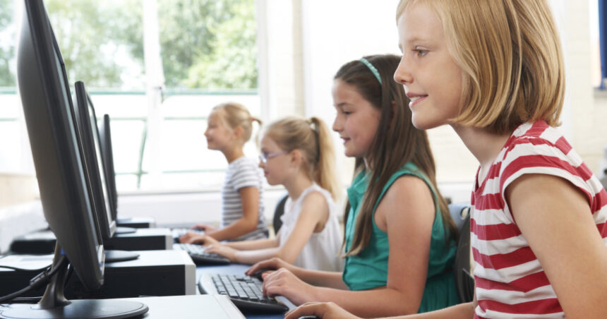 elevii si studentii pot primi bani pentru calculatoare in 2026 venitul eligibil a fost majorat pana cand se depun cererile 69f8b34b9bd2f