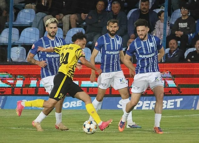 farul a terminat play out ul in genunchi si merge in barajul pentru evitarea retrogradarii 6a0c293f86e91