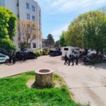 fotovideo desfasurare de forte baietii din km 4 5 insotiti de mascati la instanta vor fi dusi la poarta alba 6a0190e2d1eac