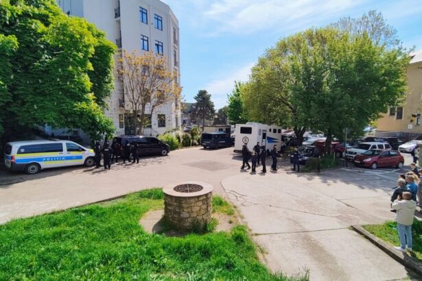 fotovideo desfasurare de forte baietii din km 4 5 insotiti de mascati la instanta vor fi dusi la poarta alba 6a0190e2d1eac