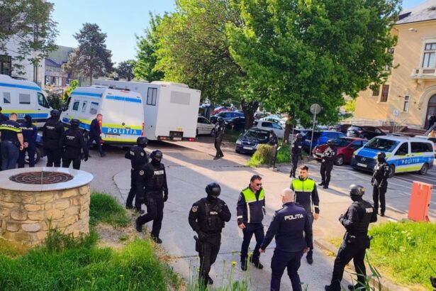 galerie fotovideo mascatii au impanzit palatul de justitie baietii din km 4 5 adusi la instanta 6a0c00c5c4d0f