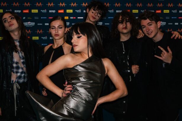 imagini cu alexandra capitanescu pe covorul turcoaz la ceremonia de deschidere eurovision song contest 2026 cum a aparut in viena artista care reprezinta romania la concursul muzica 6a01cd3919adb