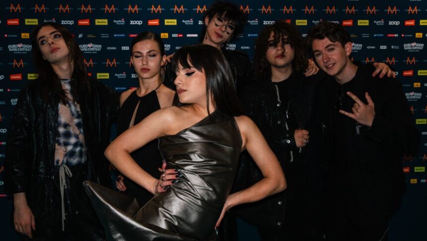 imagini cu alexandra capitanescu pe covorul turcoaz la ceremonia de deschidere eurovision song contest 2026 cum a aparut in viena artista care reprezinta romania la concursul muzica 6a01cd3919adb