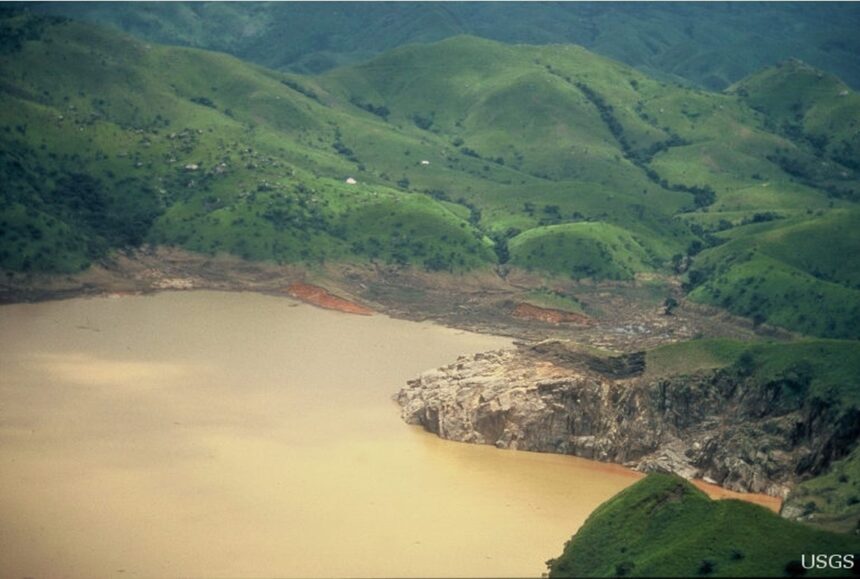 in 1986 1 800 de persoane au murit intr o singura noapte la lacul nyos ce anume a cauzat dezastrul 69fb679b6c535