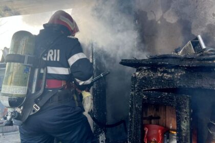 incendiu la un spatiu comercial de pe strada stefan cel mare mai multe persoane evacuate 6a00363bdeabe