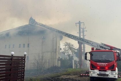 incendiul din murighiol a fost stins au ars acoperisurile mansardele si fatadele a doua pensiuni 69f44d1b898f8