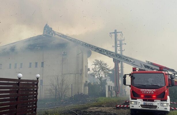 incendiul din murighiol a fost stins au ars acoperisurile mansardele si fatadele a doua pensiuni 69f44d1b898f8