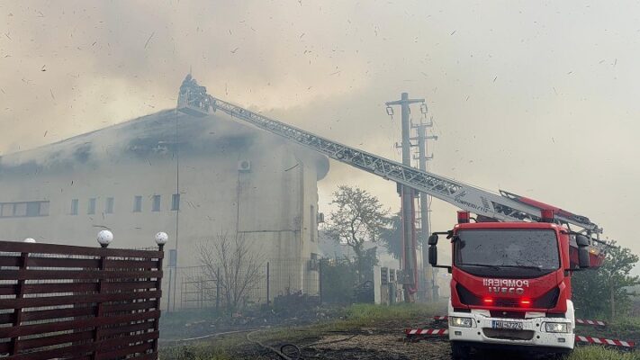 incendiul din murighiol a fost stins au ars acoperisurile mansardele si fatadele a doua pensiuni 69f44d1b898f8