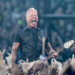 james hetfield surprins pe strazile din bucuresti inainte de concertul metallica solistul trupei a vizitat un anticariat si a iesit la cina cu logodnica sa 6a0430d2ca7f4
