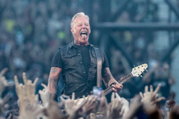 james hetfield surprins pe strazile din bucuresti inainte de concertul metallica solistul trupei a vizitat un anticariat si a iesit la cina cu logodnica sa 6a0430d2ca7f4