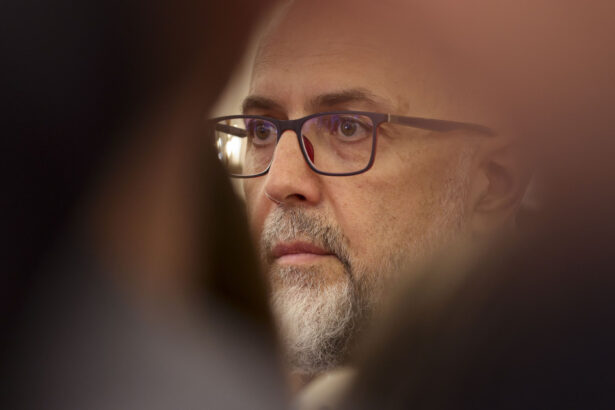 kelemen hunor pnl usr psd s au legat de cate un stalp cum se vor misca de la acel stalp vom vedea ar trebui sa mai cedeze 6a0217a29e978