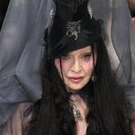 madonna a facut spectacol la met gala 2026 a purtat o nava pe cap si a starnit controverse 69f9a4cf77f24