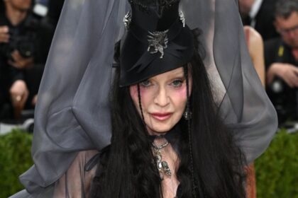 madonna a facut spectacol la met gala 2026 a purtat o nava pe cap si a starnit controverse 69f9a4cf77f24
