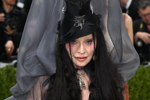 madonna a facut spectacol la met gala 2026 a purtat o nava pe cap si a starnit controverse 69f9a4cf77f24