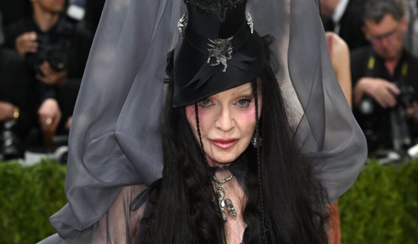madonna a facut spectacol la met gala 2026 a purtat o nava pe cap si a starnit controverse 69f9a4cf77f24