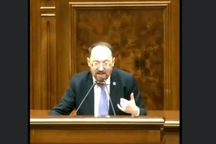 microfon taiat senatorul sava impiedicat in parlament sa faca apel la alesi sa voteze motiunea de cenzura video 69f8b529b4532
