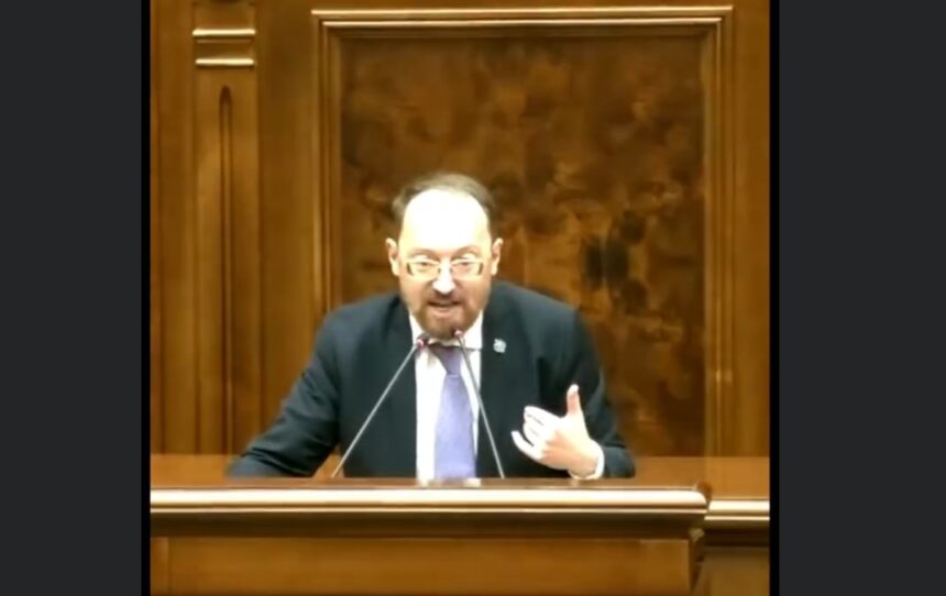microfon taiat senatorul sava impiedicat in parlament sa faca apel la alesi sa voteze motiunea de cenzura video 69f8b529b4532