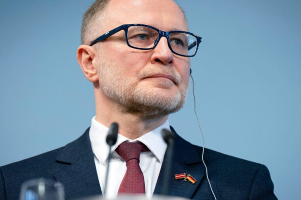 ministrul apararii din letonia andris spruds a demisionat dupa ce drone ucrainene au lovit rezervoare cu petrol din tara sa 6a00d02fbcbde