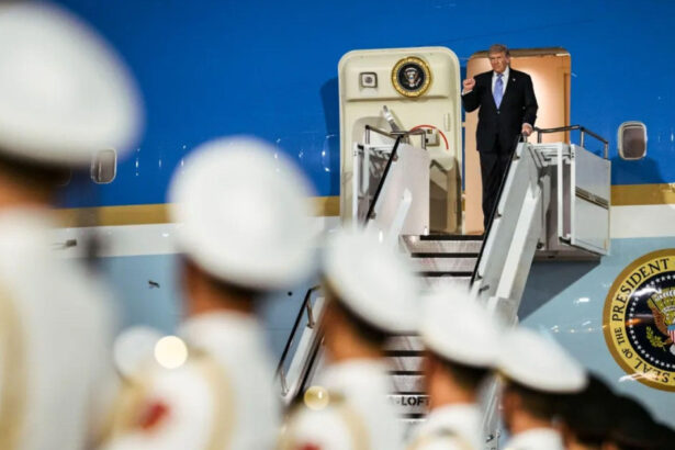 nimic din china nu e permis in avion echipa lui trump a aruncat telefoanele ecusoanele si cadourile primite in vizita la beijing 6a08a0937e29d