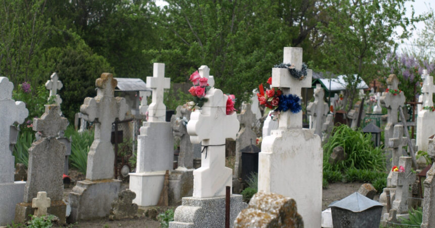 o batrana din ploiesti a ramas fara 70 000 de lei dupa ce doi barbati s au dat drept inspectori de cimitir si au santajat o 69f5d7b5b8b75