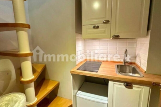 o garsoniera de 10 mp cu scara interioara se vinde cu 115 000 de euro intr un oras din italia un mini apartament incantator 69f77287caf40