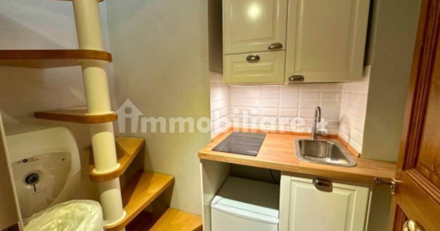 o garsoniera de 10 mp cu scara interioara se vinde cu 115 000 de euro intr un oras din italia un mini apartament incantator 69f77287caf40