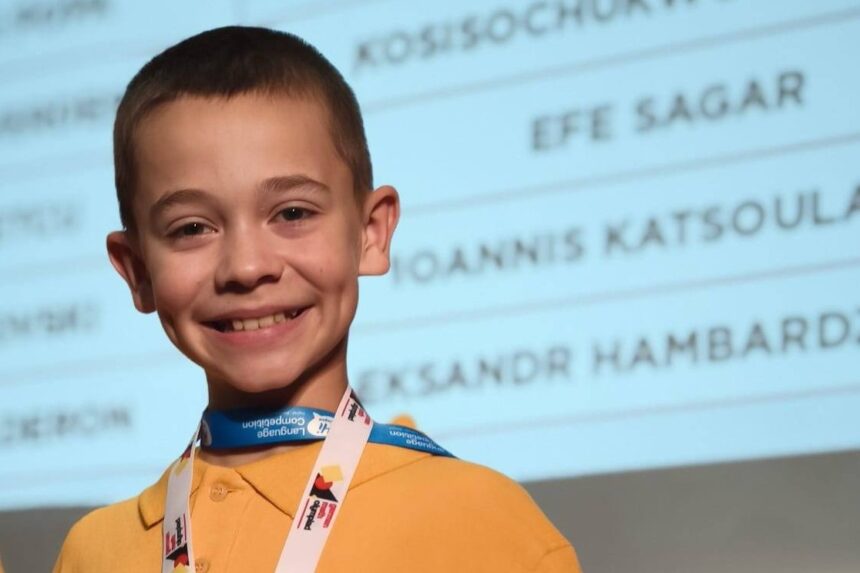 pe podiumurile lumii elevul iustin petcu pune orasul navodari pe harta internationala a cucerit 5 medalii la matematica si limba engleza 69f65e91d1f11