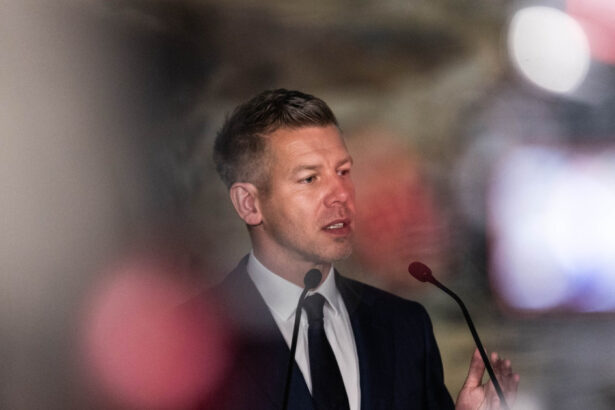 peter magyar a ales polonia pentru prima sa vizita externa in calitate de premier la ungariei merge cu trenul pana la varsovia 6a0c21578442c