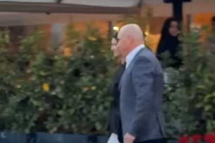 premierul ilie bolojan aplaudat in cetatea oradea la iesirea dintr un restaurant 6a00b8170ee9d